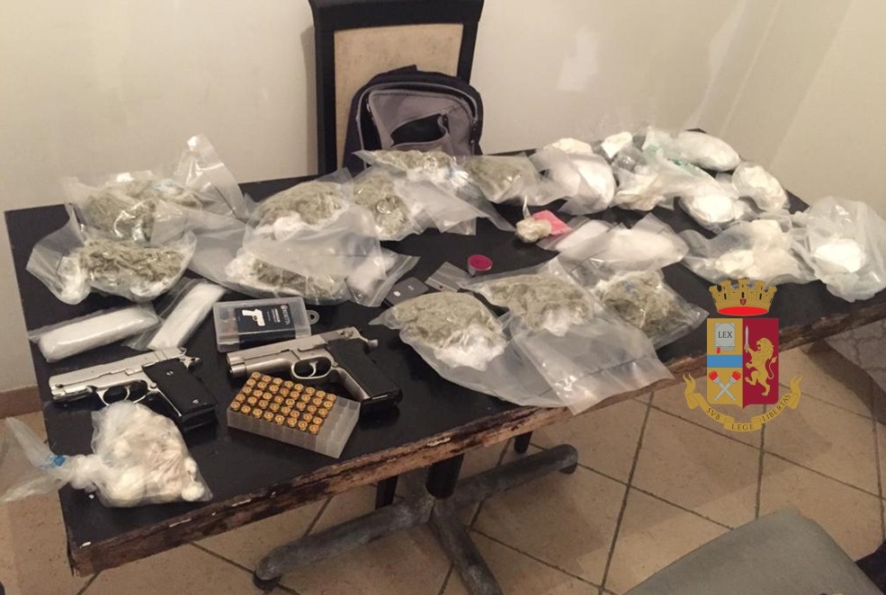 Napoli, Quartieri Spagnoli: Polizia scopre nascondiglio  di armi e droga
