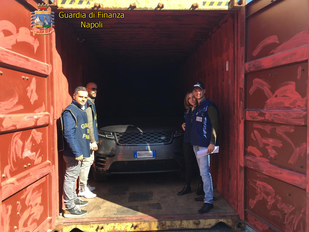 Napoli, imbarcavano auto di lusso rubate per l’Africa