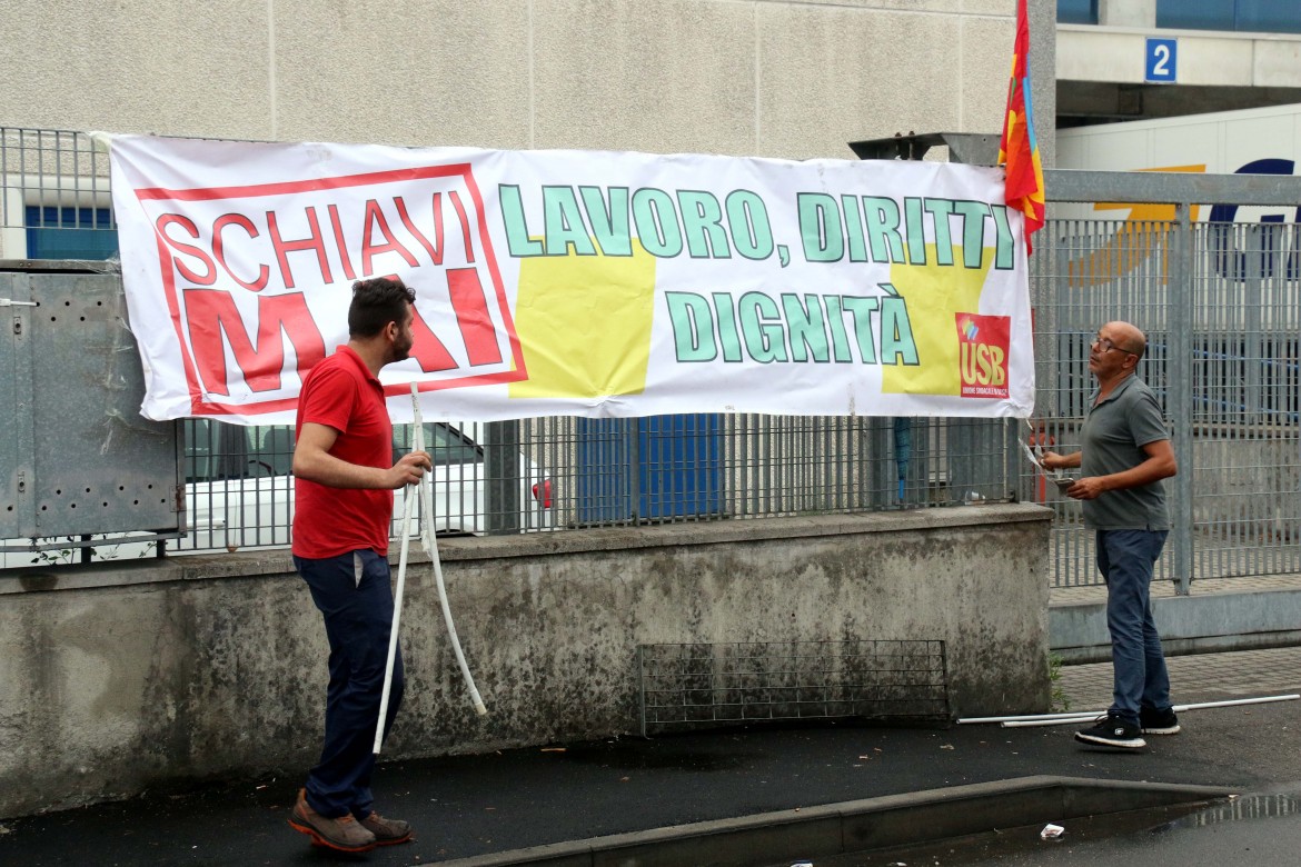 Avellino, assemblea dei lavoratori degli appalti: “Schiavi mai, pensavano di essere intoccabili”