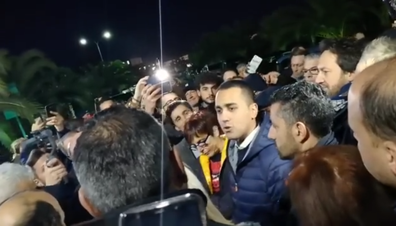 Battipaglia, Di Maio davanti alla fabbrica Treofan: “Non accetteremo speculazioni”