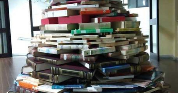 Lancusi, Salerno:  ecco l’albero di 400 libri degli studenti del ‘De Caro’