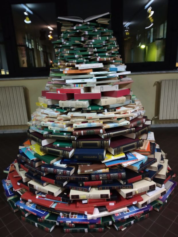Due metri di libri per realizzare un albero di Natale