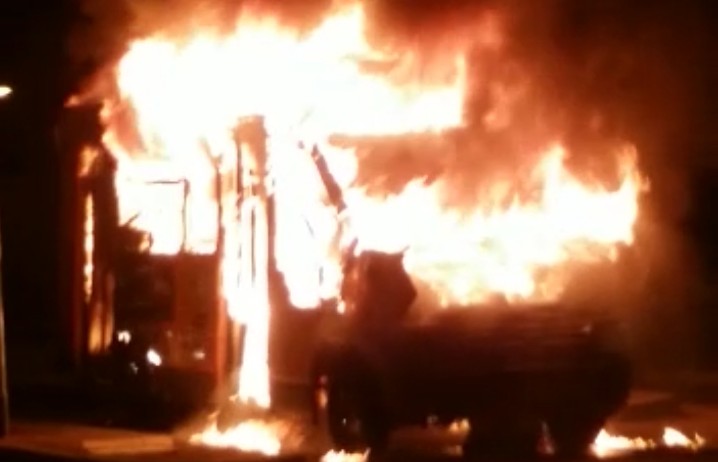 Napoli, autobus Anm distrutto da fiamme davanti al Cardarelli