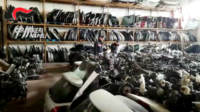 Pozzuoli, antifurto satellitare guida i carabinieri in maxi deposito auto rubate