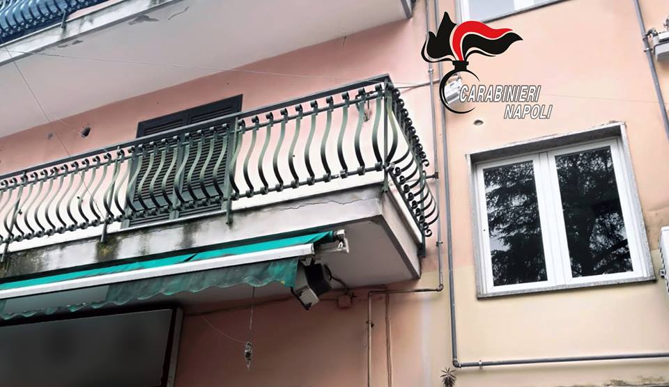 Napoli, carabinieri salvano bimba di un anno e mezzo rimasta chiusa in casa