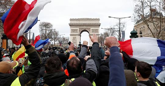 Francia, altro sabato di resistenza: 200 mila in piazza per la giustizia sociale