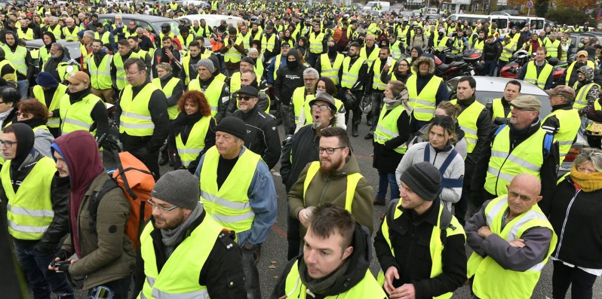 Francia:  governo travolto dalla lotta popolare sospende aumenti tariffe carburanti ed elettricità