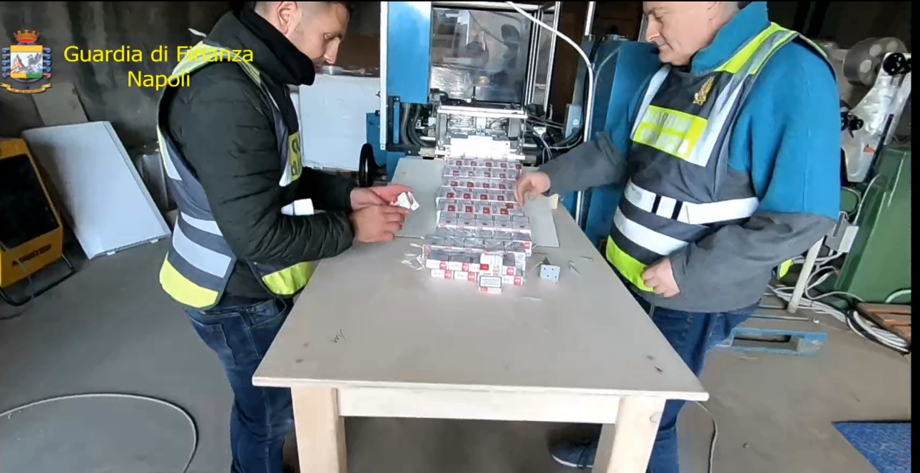 Acerra: Blitz Finanza, scoperta fabbrica sigarette contrabbando, 12 arresti