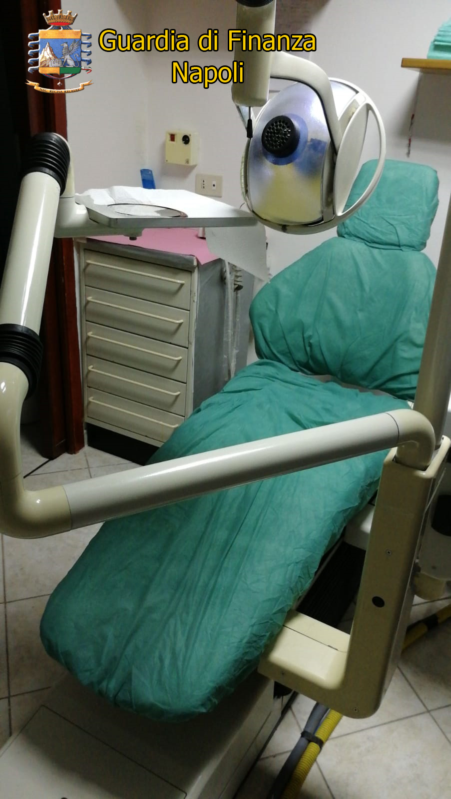 Napoli, i finanzieri scoprono falso dentista per stranieri in Via Toledo