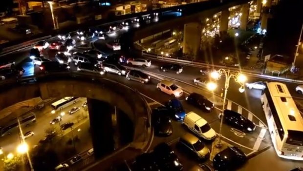Luci d’artista a Salerno, è caos traffico: autostrada bloccata