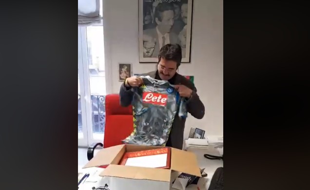 Il consigliere manda indietro la strenna del Napoli: “Prima paghi i debiti al comune”
