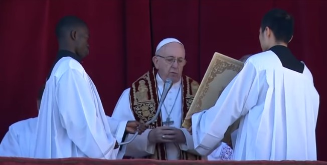 Papa Francesco, Natale di fraternità: “Siamo tutti fratelli, le differenze una ricchezza”