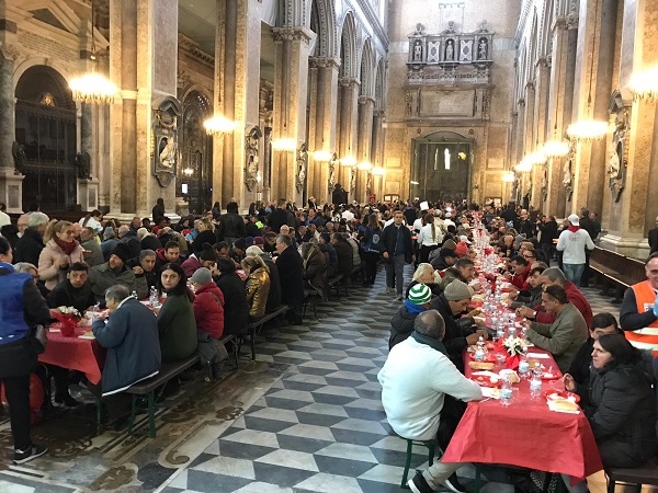 Napoli, pranzo per 800 poveri al Duomo
