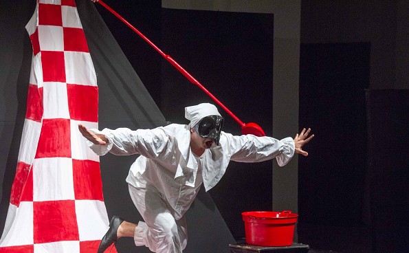 Pulcinella bamboccione in cerca di identità