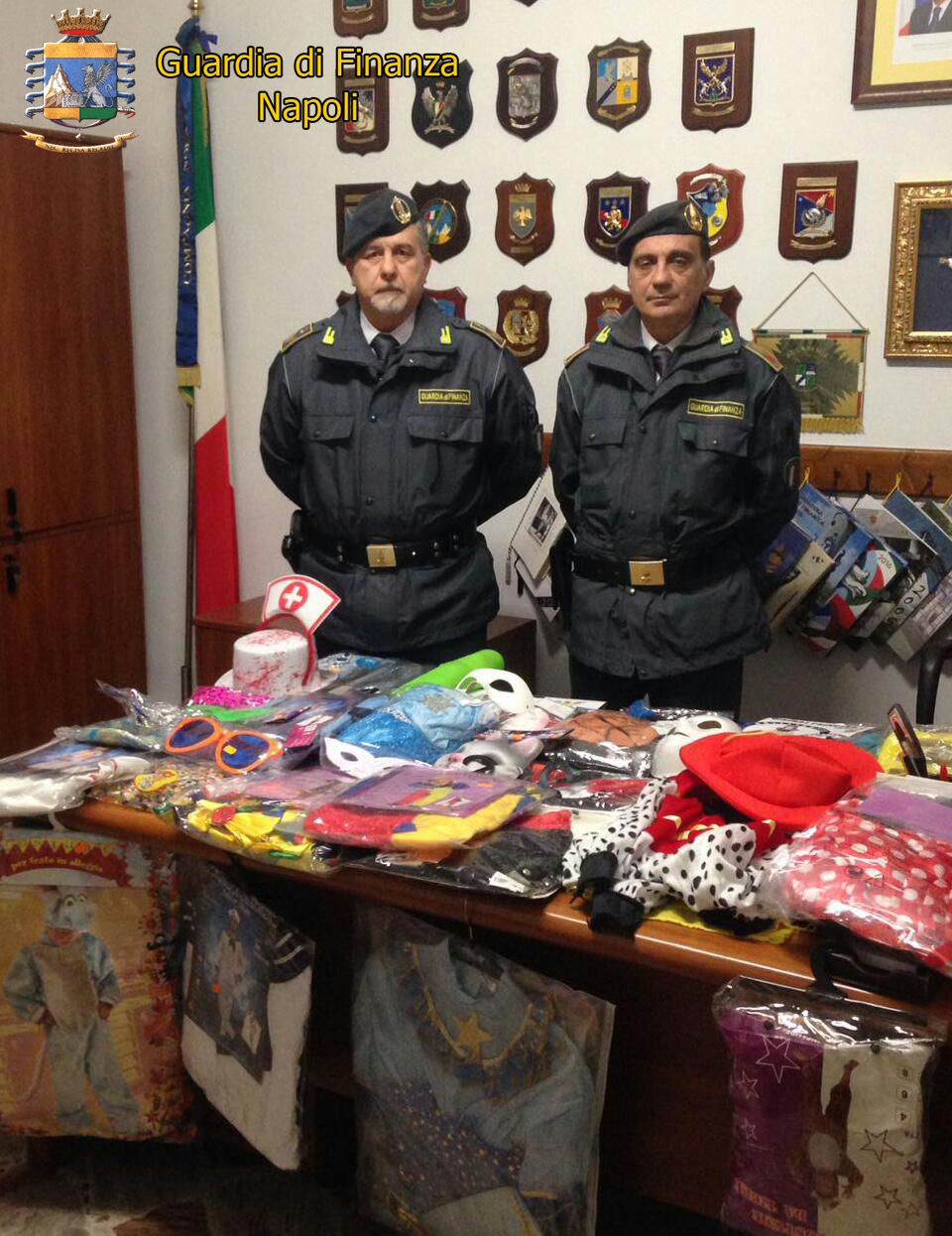 Nola: Blitz della Guardia di Finanza, sequestrati 2 milioni di articoli di Carnevale