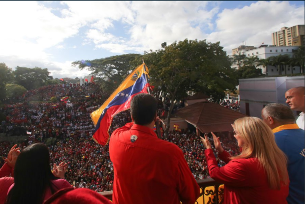 Venezuela, presidente Maduro marcia con i soldati: “Uniti contro l’aggressione imperialista”