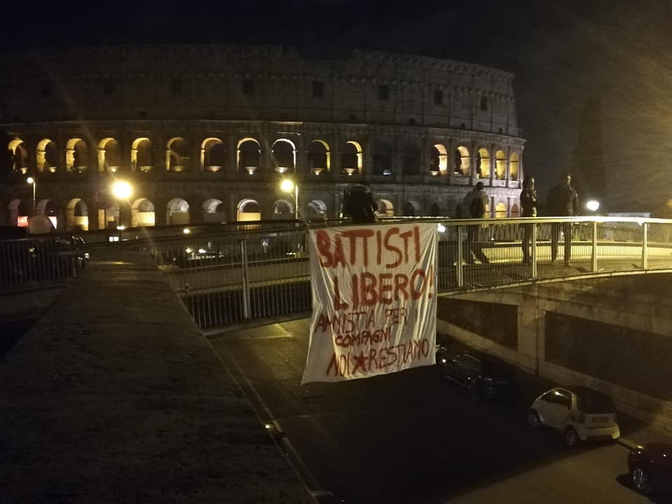 Roma, striscione nei pressi del Colosseo: “Battisti libero, amnistia per i compagni”