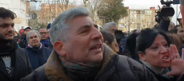 Napoli, De Luca contestato dai precari:”Ci hai fatto lavorare a nero per sei mesi”