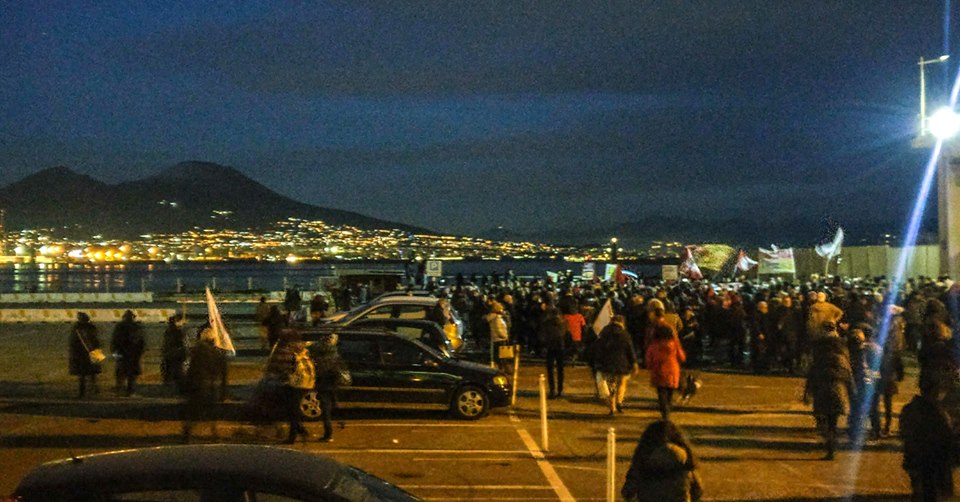 Napoli, in piazza i centri sociali: “Siamo tutti migranti”