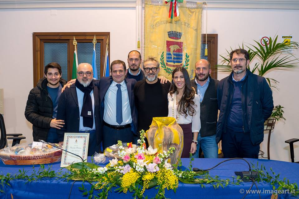 Una scultura in ceramica per premiare lo chef pluristellato