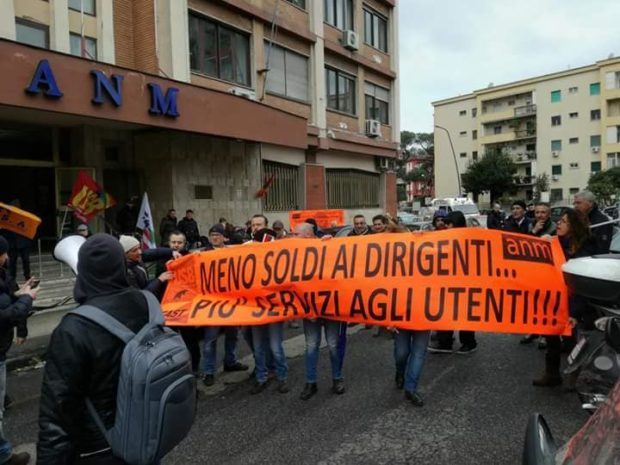Napoli, Usb attacca il sindaco de Magistris: “Svolta autoritaria. Democrazia espulsa da Palazzo San Giacomo”