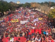 Venezuela, una marea di bandiere rosse in piazza: il golpe sta fallendo