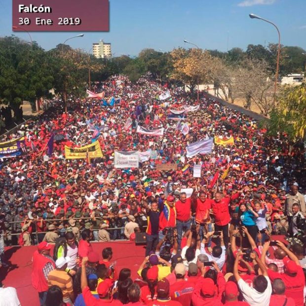 Venezuela, una marea di bandiere rosse in piazza: il golpe sta fallendo
