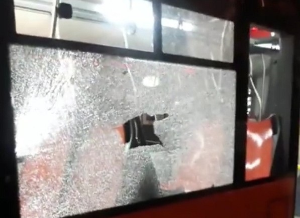 Napoli, bottiglia sfonda vetro di autobus a Scampia: paura a bordo