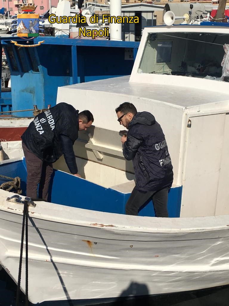 Torre Annunziata: sequestrati 4 mila litri gasolio di contrabbando e un motopeschereccio