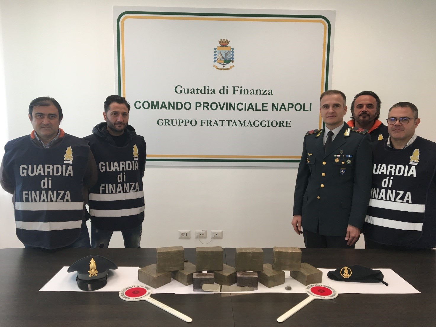 Napoli, Caivano: la guardia di finanza sequestra 10 chili di hashish, un arresto
