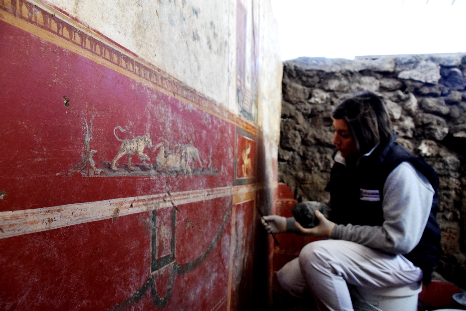 Pompei, scavo Regio V: la sensualità e l’amore negli affreschi