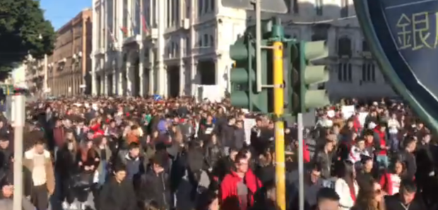 Sardegna, 2 mila studenti in piazza per sostenere la lotta dei pastori: “E ora potere a chi lavora”