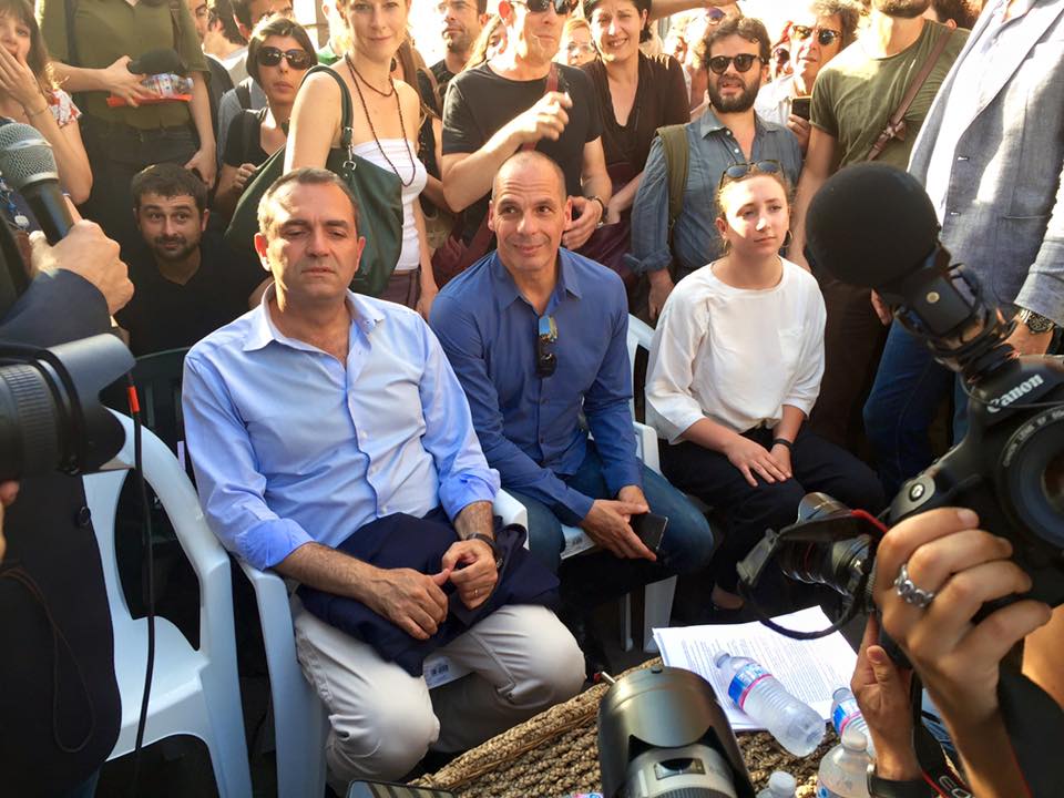 Elezioni europee, volano stracci tra de Magistris e Varoufakis