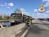 Milano, sequestra bus e lo incendia: salvi 51 scolari, si valuta ipotesi terrorismo