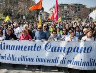 Napoli, familiari vittime camorra: “Indignati, feriti da quel matrimonio in piazza Plebiscito”
