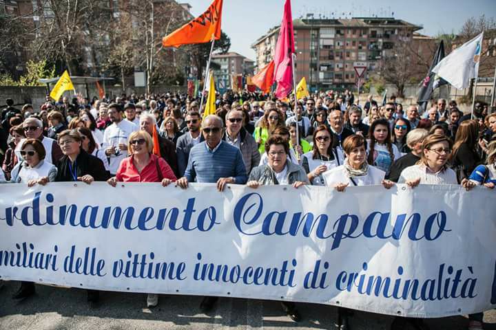 Napoli, familiari vittime camorra: “Indignati, feriti da quel matrimonio in piazza Plebiscito”