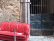Napoli, divano rimosso nel centro storico: interviene ex assessore di un’altra municipalità