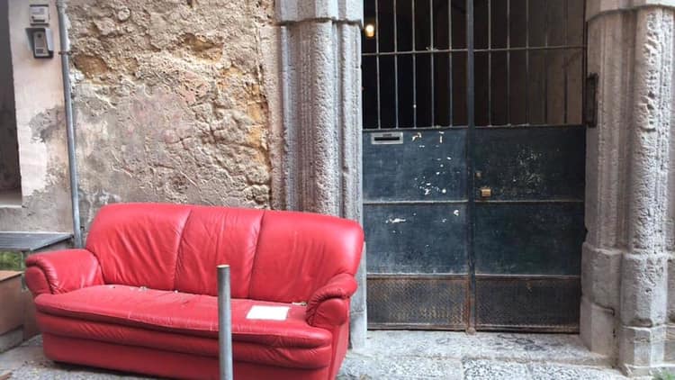 Napoli, divano rimosso nel centro storico: interviene ex assessore di un’altra municipalità