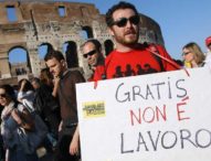 Napoli, 30 percettori del Reddito utilizzati dal Comune per la manutenzione del verde: gratis non è lavoro