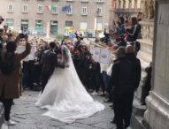 Le nozze trash caso nazionale: comune di Napoli sotto attacco, il sindaco si assolve