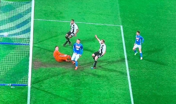 Pali, follie e veleni: Napoli ko con la Juve