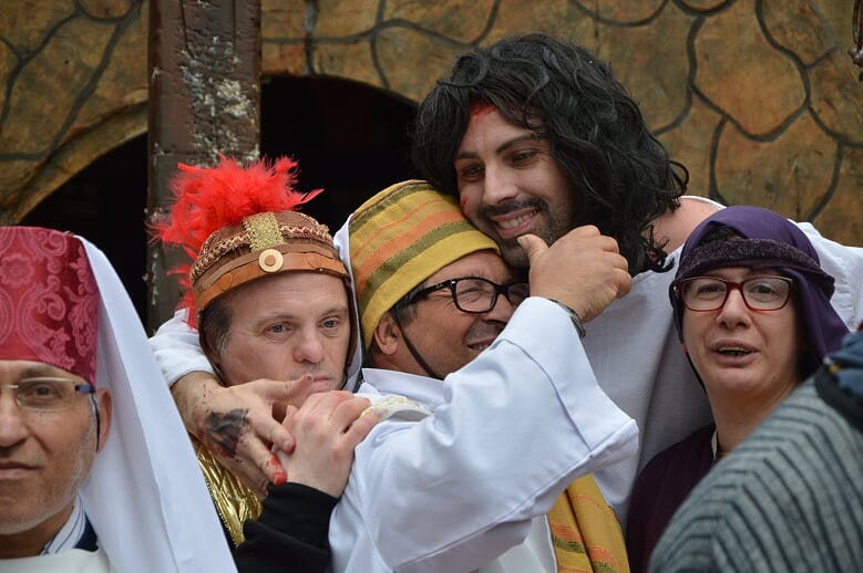 Centinaia di persone per la via Crucis del centro Sanatrix Nuovo Elaion