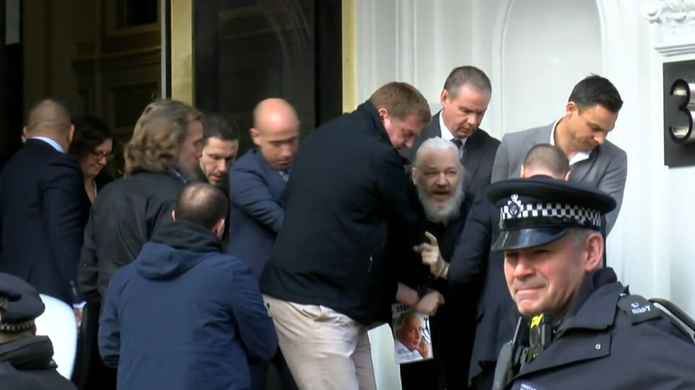 Il M5S contro l’arresto di Assange: “E’ un attacco alla democrazia e alla libertà”