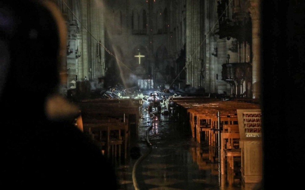 Notre Dame, la croce è rimasta intatta