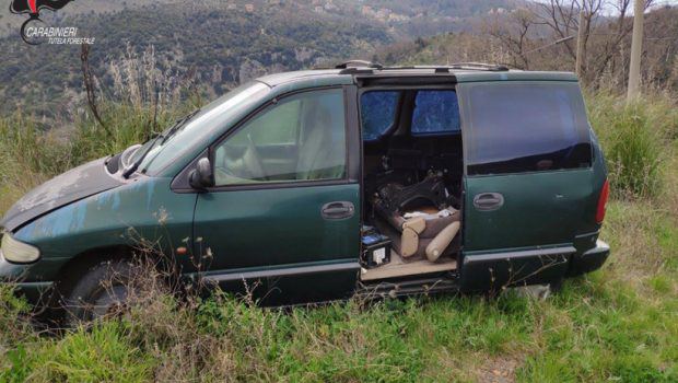 Macchine abbandonate nei boschi, multe per i proprietari