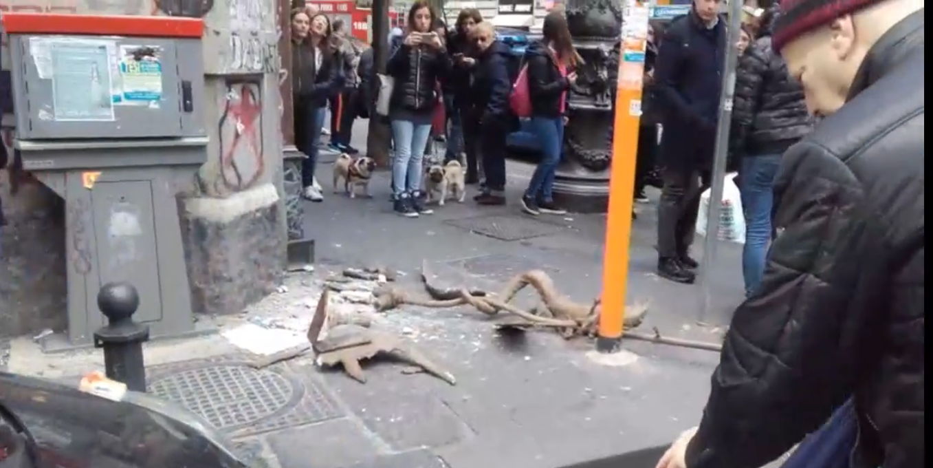 Napoli, zona Università: piovono calcinacci, ferito un turista