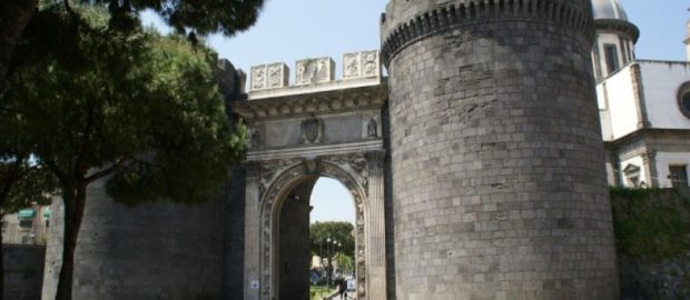 Napoli, la camorra fa chiudere il cantiere per il restauro di Porta Capuana