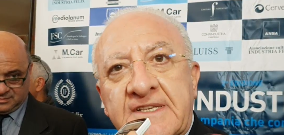 De Luca: “sindaco de Magistris, rivoluzionario di cartapesta che ci ha lasciato solo debiti”