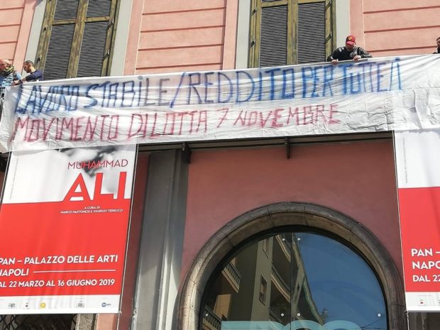 Napoli, i disoccupati occupano Palazzo delle Arti