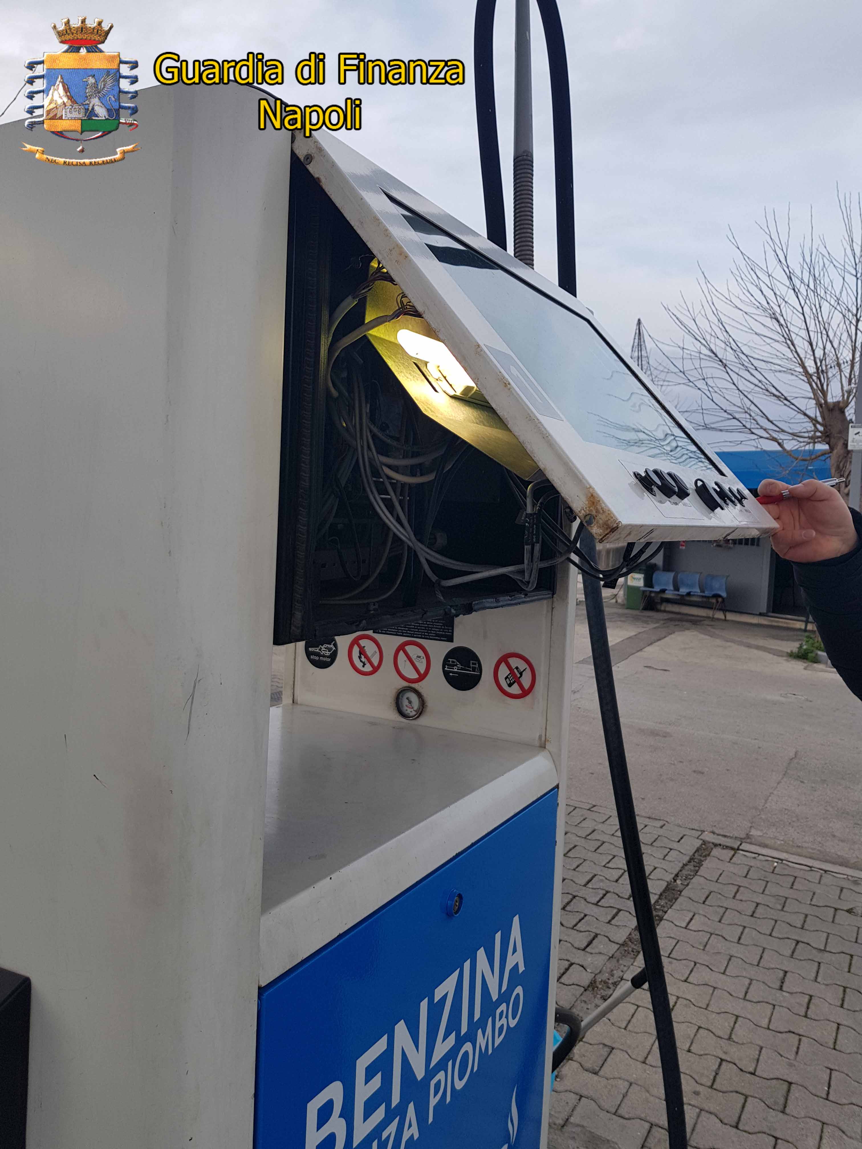 Napoli, sequestrate due pompe di benzina ‘truccate’